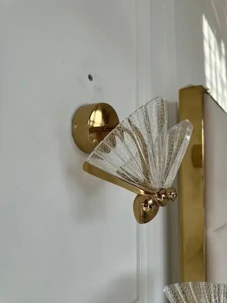 Detale konstrukcji kinkietu Motyl Złoty. Ekspozycja w salonie od Primavera Home.