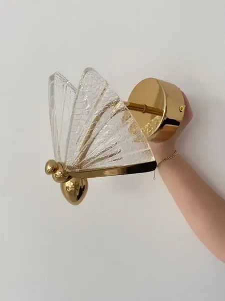 Kinkiet Motyl Złoty w naturalnym świetle. Detal wykończenia od Primavera Home.