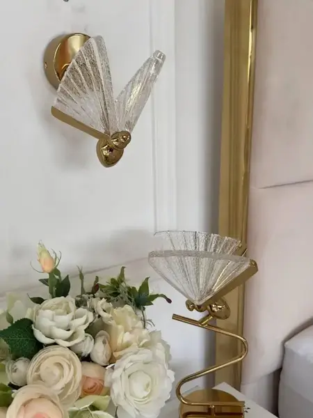 Kinkiet Motyl Złoty z zestawieniem mebli. Ekspozycja w salonie od Primavera Home.