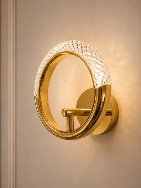 Kinkiet Złoty Okrągły Glamour Round w aranżacji nowoczesnego salonu. Ekspozycja w salonie od Primavera Home.