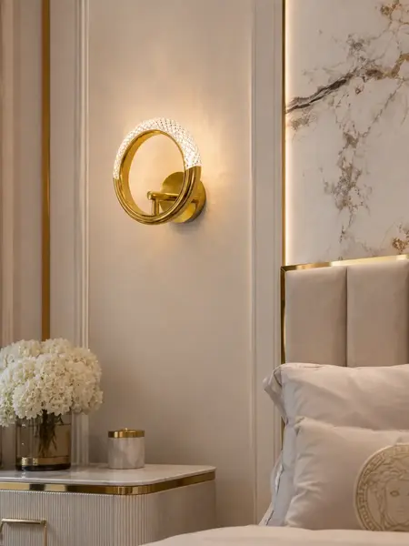 Kinkiet Złoty Okrągły Glamour Round ukazany z perspektywy. Oświetlenie na zamówienie od Primavera Home.