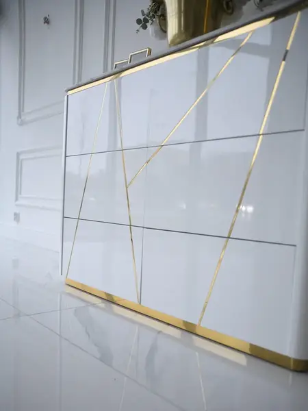 Biało-złota komoda na wysoki połysk Avenue 120 cm widoczna z przodu, ukazująca eleganckie linie. Meble na zamówienie od PRIMAVERA HOME.