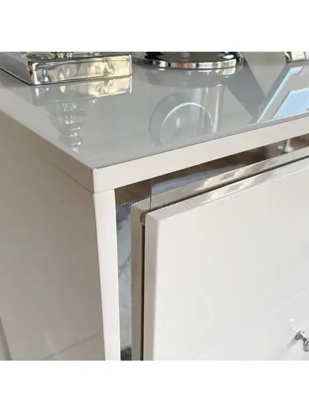 Detal blatu ze szkła hartowanego w komodzie glamour lakierowanej drewnianej Lorenzo M Silver. Meble na zamówienie od PRIMAVERA HOME.