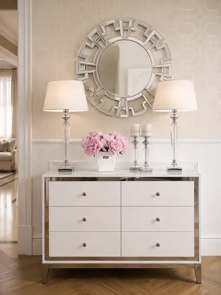 Komoda glamour lakierowana drewniana na stalowych nogach Lorenzo M Silver w aranżacji eleganckiej jadalni. Meble na zamówienie od PRIMAVERA HOME.