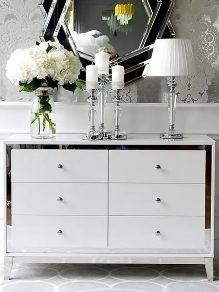 Komoda glamour lakierowana drewniana na stalowych nogach Lorenzo M Silver w pięknym układzie mebli. Meble na zamówienie od PRIMAVERA HOME.