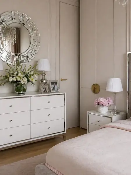 Komoda glamour lakierowana drewniana na stalowych nogach Lorenzo M Silver w stylowym wnętrzu, dodająca elegancji. Meble na zamówienie od PRIMAVERA HOME.
