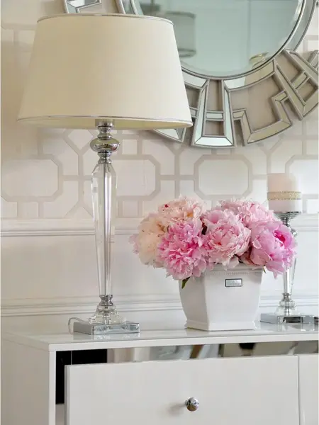 Komoda glamour lakierowana drewniana na stalowych nogach Lorenzo M Silver w zaciszu nowoczesnego salonu. Meble na zamówienie od PRIMAVERA HOME.