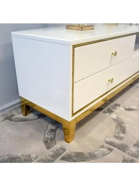 Komoda RTV, prezentująca wysoka jakość designu, z detalami glamour od Primavera Home.