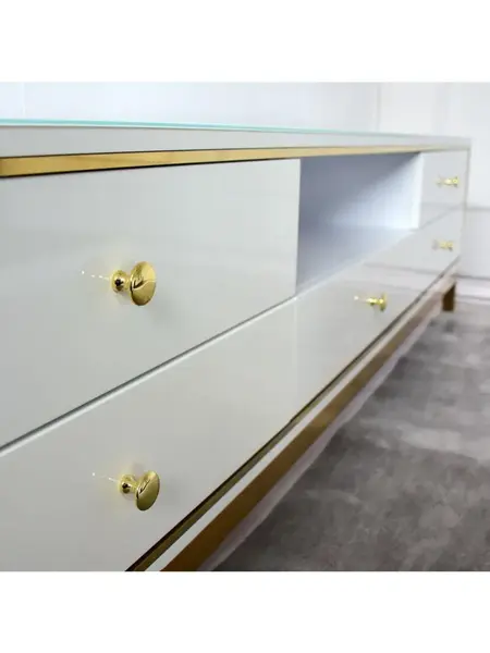 Komoda RTV idealnie zagospodarowująca przestrzeń w modernistycznym salonie od Primavera Home.