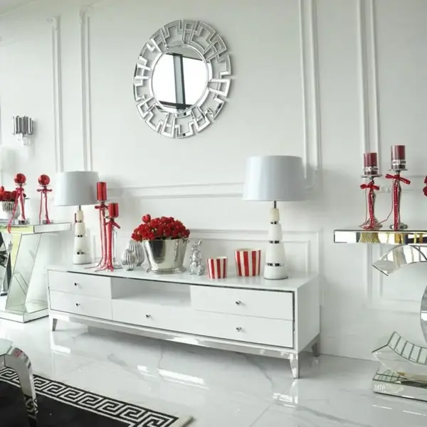 Detal srebrnych elementów komody RTV glamour wysoki połysk biało srebrna Lorenzo L Silver. Meble na zamówienie od PRIMAVERA HOME.