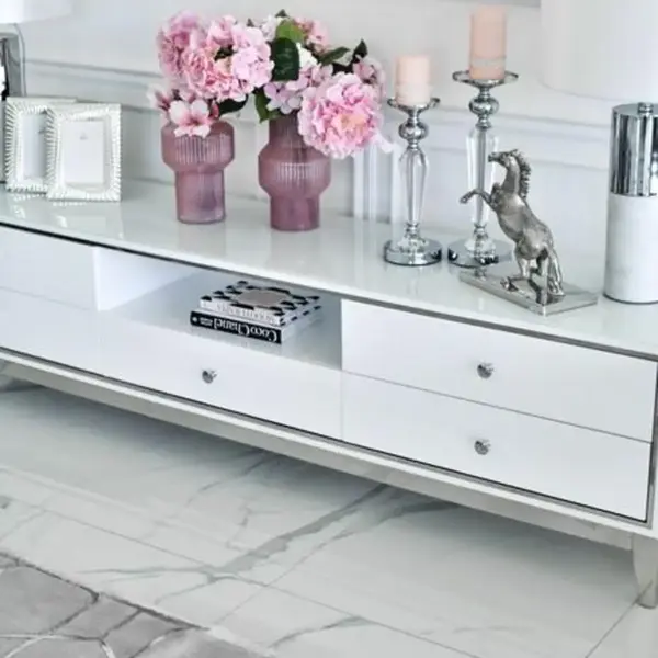 Widok efektu lustra na komodzie RTV glamour wysoki połysk biało srebrna Lorenzo L Silver. Meble na zamówienie od PRIMAVERA HOME.