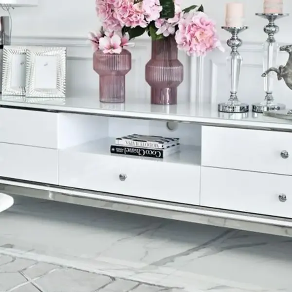 Komoda RTV glamour wysoki połysk biało srebrna Lorenzo L Silver na tle szarej ściany. Meble na zamówienie od PRIMAVERA HOME.
