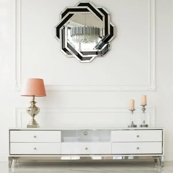 Sposób użycia komody RTV glamour wysoki połysk biało srebrna Lorenzo L Silver w praktycznym wnętrzu. Meble na zamówienie od PRIMAVERA HOME.