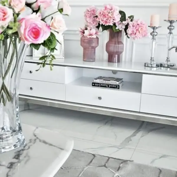 Komoda RTV glamour wysoki połysk biało srebrna Lorenzo L Silver w ekspozycji sklepu meblowego. Meble na zamówienie od PRIMAVERA HOME.