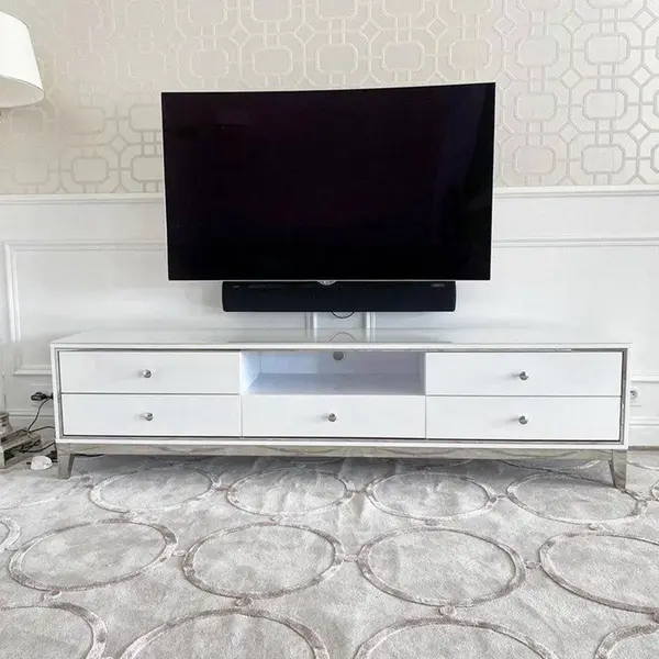 Widok z boku komody RTV glamour wysoki połysk biało srebrna Lorenzo L Silver. Meble na zamówienie od PRIMAVERA HOME.