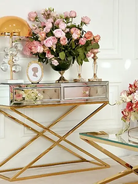 Perspektywa boczna konsoli lustrzanej CHICAGO GOLD glamour stalowej złotej, ukazująca jej nowoczesny design. Meble na zamówienie od Primavera Home.