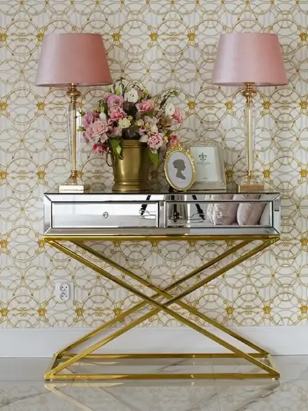 Ekskluzywne ujęcie konsoli lustrzanej CHICAGO GOLD glamour stalowej złotej, podkreślające jej elegancję. Meble na zamówienie od Primavera Home.