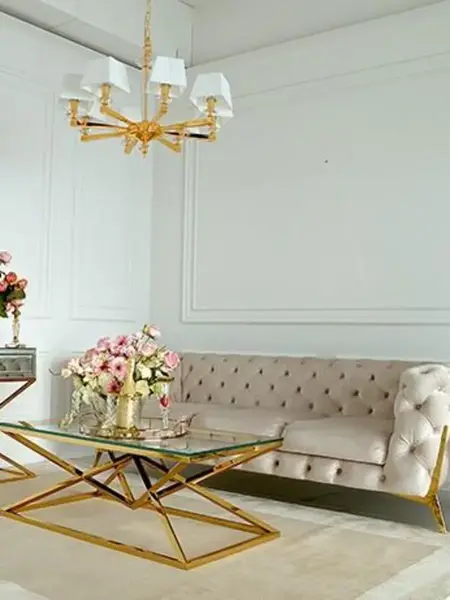 Stylizaacja konsoli lustrzanej CHICAGO GOLD glamour stalowej złotej z bliska, podkreślająca jej luksusowy charakter. Aranżacja nowoczesnego wnętrza od Primavera Home.