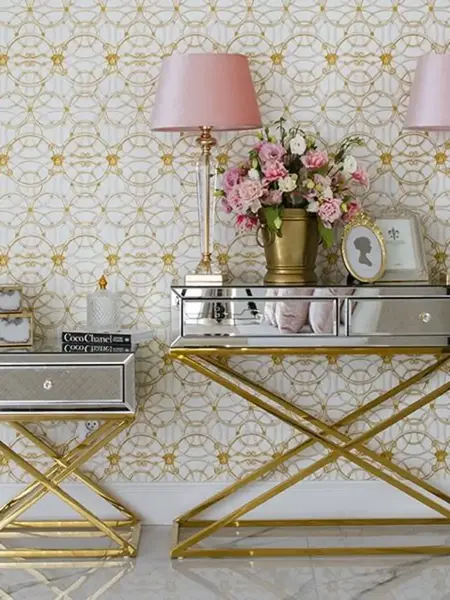 Konsola lustrzana CHICAGO GOLD glamour stalowa złota w ciemnym wnętrzu, tworząca stylowy kontrast. Ekspozycja w salonie Primavera Home.