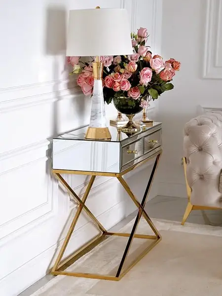 Konsola lustrzana CHICAGO GOLD glamour stalowa złota w nowoczesnej aranżacji salonu, idealna do każdego stylu. Meble na zamówienie od Primavera Home.