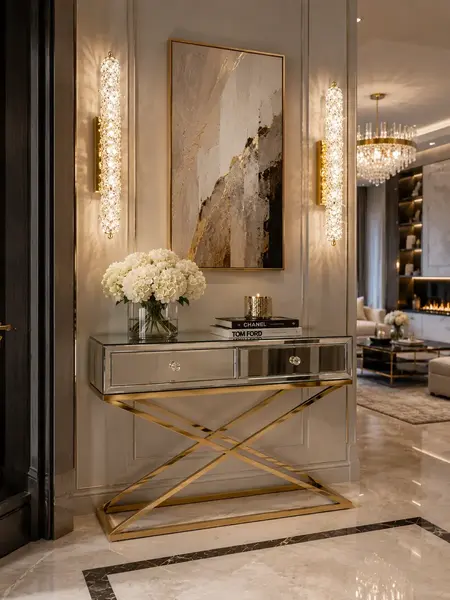 Widok z tyłu konsoli lustrzanej CHICAGO GOLD glamour stalowej złotej, ukazujący jej stylowy kształt. Ekspozycja w salonie Primavera Home.