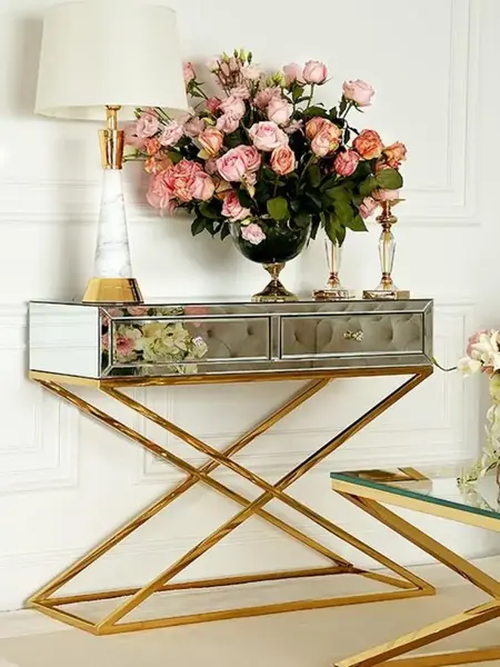 Widok z góry na konsolę lustrzaną CHICAGO GOLD glamour stalową złotą, pokazujący jej elegancki kształt. Aranżacja nowoczesnego wnętrza od Primavera Home.
