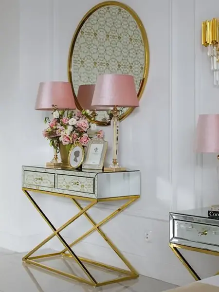 Konsola lustrzana CHICAGO GOLD glamour stalowa złota z podświetleniem, tworząca przyjemną atmosferę. Ekspozycja w salonie Primavera Home.