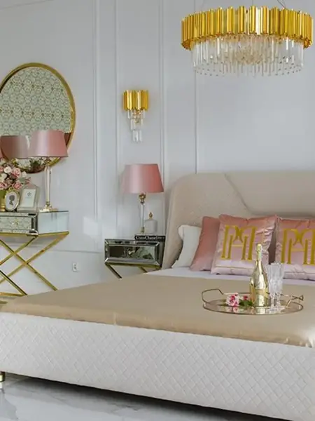 Konsola lustrzana CHICAGO GOLD glamour stalowa złota widoczna za szybą, prezentująca swój wyrafinowany styl. Aranżacja nowoczesnego wnętrza od Primavera Home.