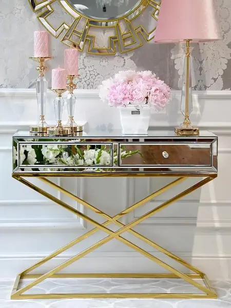 Konsola lustrzana CHICAGO GOLD glamour stalowa złota w całym zestawie, idealna do nowoczesnych aranżacji. Meble na zamówienie od Primavera Home.
