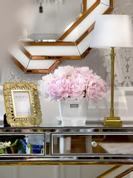 Detale gniazd konsoli lustrzanej CHICAGO GOLD glamour stalowej złotej, doskonale wpisujące się w nowoczesny styl. Meble na zamówienie od Primavera Home.