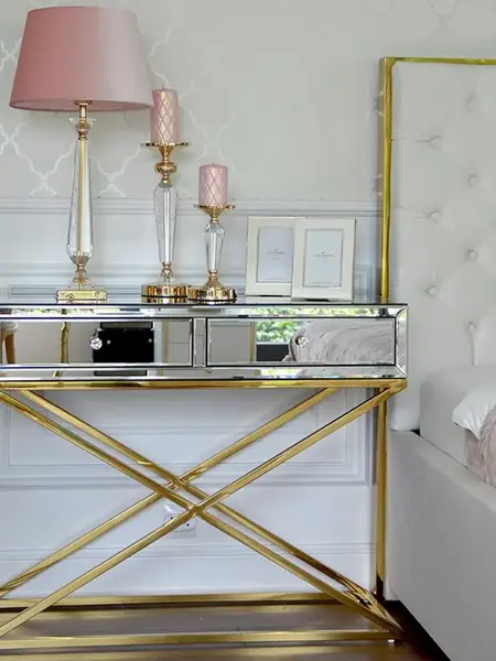 Detale szklanej powierzchni konsoli lustrzanej CHICAGO GOLD glamour stalowej złotej, ukazujące jej wysoką jakość. Meble na zamówienie od Primavera Home.