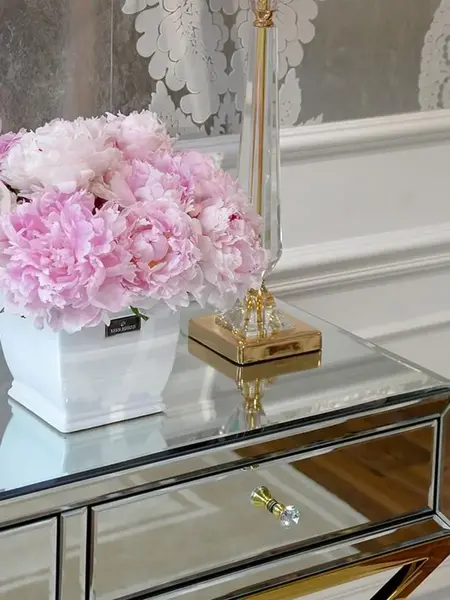 Widok z dołu na konsolę lustrzaną CHICAGO GOLD glamour stalową złotą, podkreślający jej nowoczesne linie. Meble na zamówienie od Primavera Home.