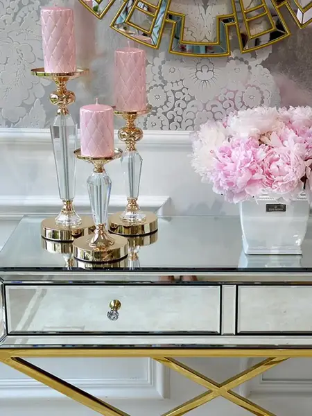 Konsola lustrzana CHICAGO GOLD glamour stalowa złota w stylizacji przy oknie, wpuszczająca światło do pomieszczenia. Aranżacja nowoczesnego wnętrza od Primavera Home.