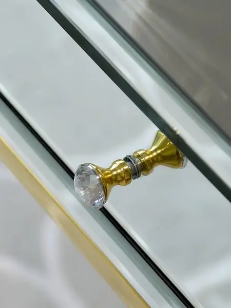Konsola lustrzana CHICAGO GOLD glamour stalowa złota w aranżacji na żywo, idealna do stylowego wnętrza. Aranżacja nowoczesnego wnętrza od Primavera Home.