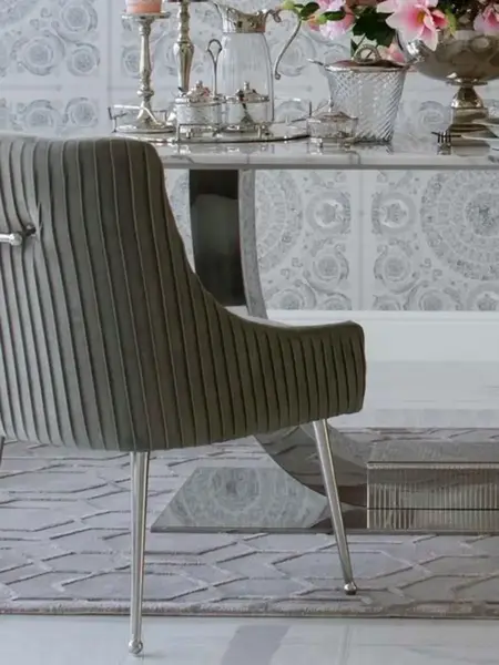Ekskluzywne krzesło tapicerowane PALOMA w eleganckiej jadalni przy stole. Meble na zamówienie od Primavera Home.