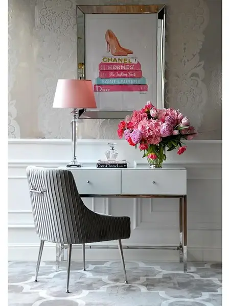 Ekskluzywne krzesło tapicerowane PALOMA z detalami inspiracyjnymi w tle. Meble na zamówienie od Primavera Home.