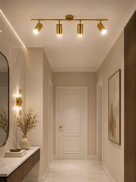 Aranżacja nowoczesnego wnętrza z lampą glamour, złotą, sufitową, designerską, ekskluzywną, cztery punkty świetlne MODERN 4. Oświetlenie od Primavera Home.