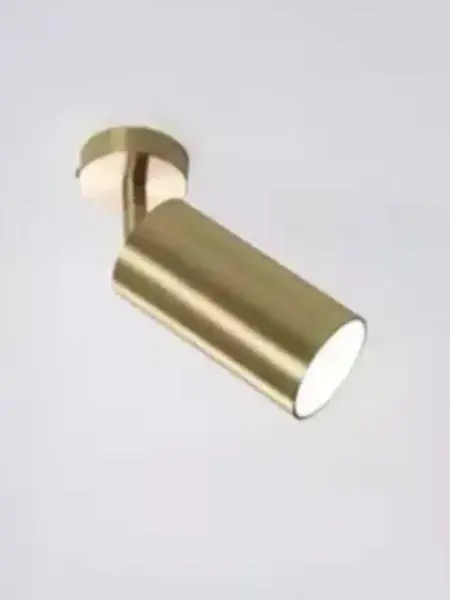 Zbliżenie na detale wykończenia lampy glamour, złotej sufitowej, oferowanej przez Primavera Home.