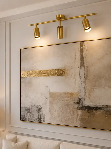 Lampa glamour w aranżacji nowoczesnego wnętrza salonu, doskonała do wyjątkowych przestrzeni. Oświetlenie od Primavera Home.