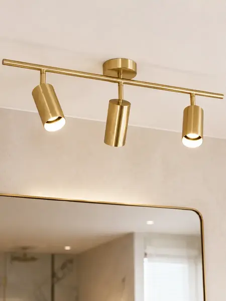 Zbliżenie na detal wykończenia lampy sufitowej w złotym kolorze. Designerski produkt od Primavera Home.