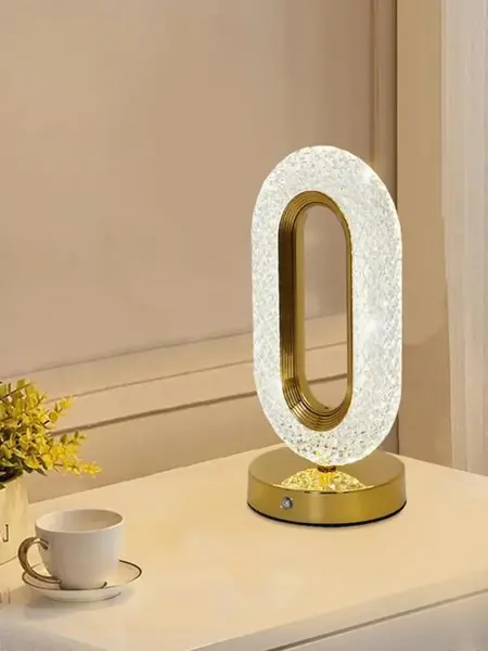Zbliżenie na źródło światła lampy, podkreślające funkcjonalność LED. Aranżacja nowoczesnego wnętrza od Primavera Home.