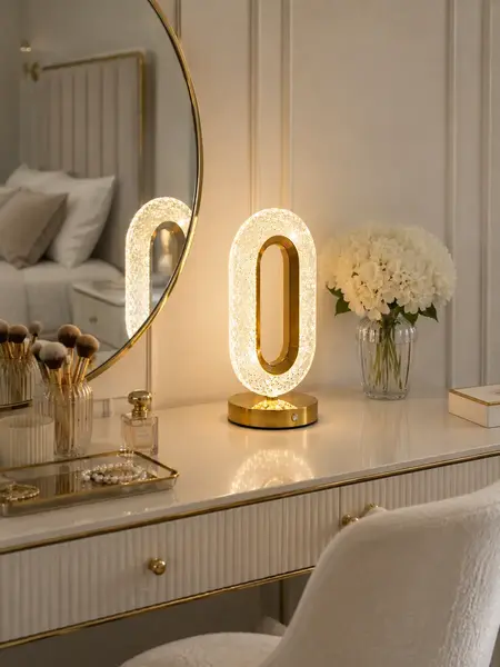 Lampa stołowa kryształowa VALO , złota, lampa nocna glamour, nowoczesna ukazana z boku. Ekspozycja w salonie od Primavera Home.