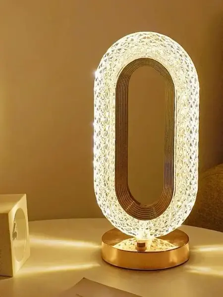 Układ lampy w salonowej aranżacji, harmonizujący z pozostałymi meblami. Oświetlenie od Primavera Home.