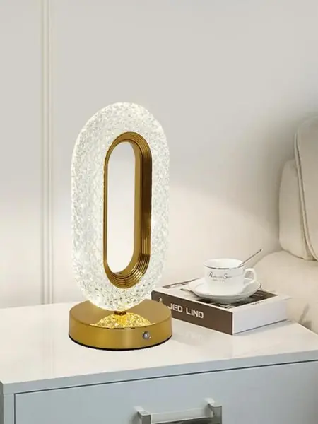 Lampa stołowa w stylowej sypialni, tworząca przytulny klimat. Oświetlenie od Primavera Home.