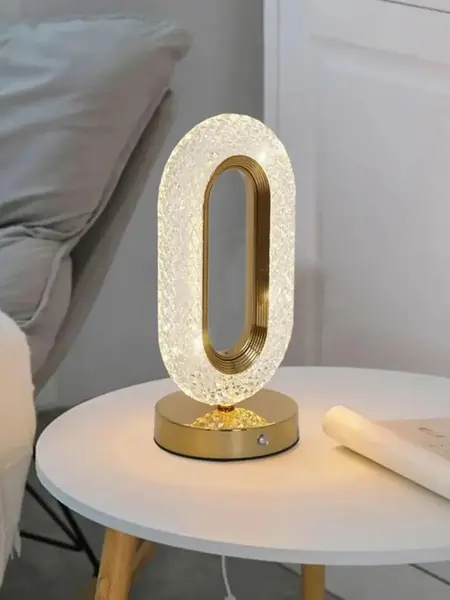 Ujęcie od dołu, które eksponuje wysoką jakość wykonania lampy. Meble na zamówienie od Primavera Home.