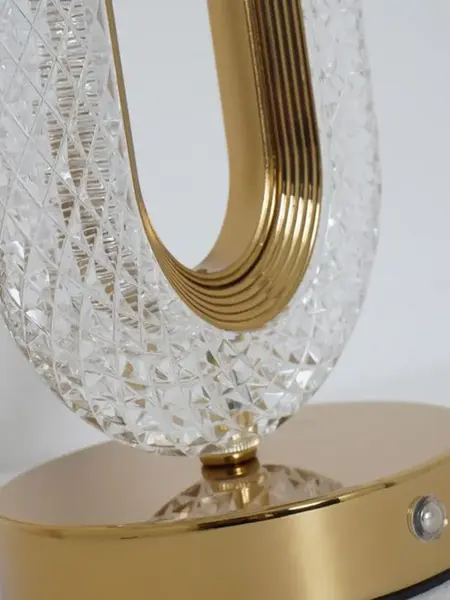 Widok od góry na lampę, podkreślający jej elegancki kształt. Oświetlenie od Primavera Home.