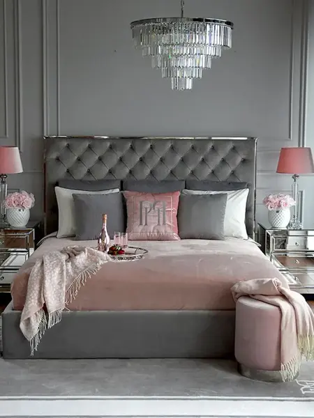 Ekspozycja łóżka SPECTRE SILVER Glamour w showroomie meblowym. Meble na zamówienie od Primavera Home.