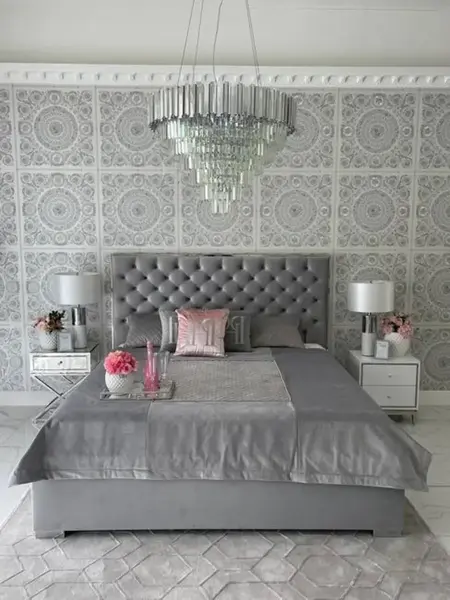 Łóżko SPECTRE SILVER Glamour przedstawione w widoku z boku, ukazujące stalową ramę. Meble na zamówienie od Primavera Home.
