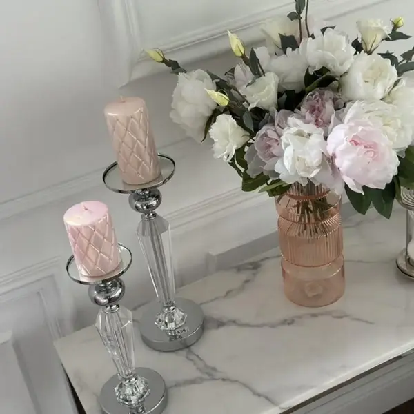 Konsola glamour LOLA na tle dekoracyjnych roślin. Aranżacja nowoczesnego wnętrza od Primavera Home.
