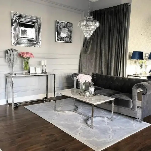 Widok od tyłu na nowoczesną srebrną konsolę glamour LOLA, ukazujący jej unikalny design. Detal od Primavera Home.